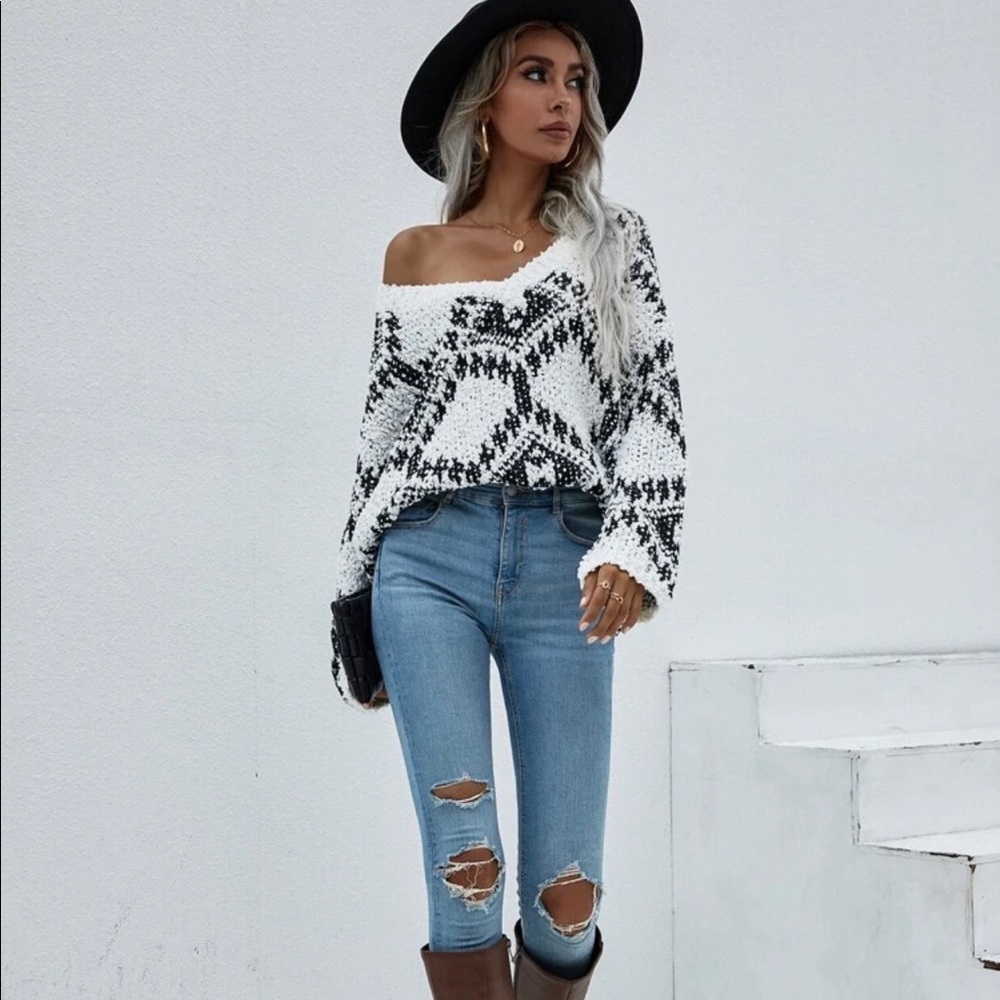 GEO PRINT BLACK/WHITE OFF-THE-SHOULDER SWEATER.